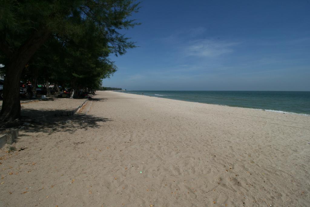 Beachfront Hotel Cha Am Ча-Ам Екстер'єр фото